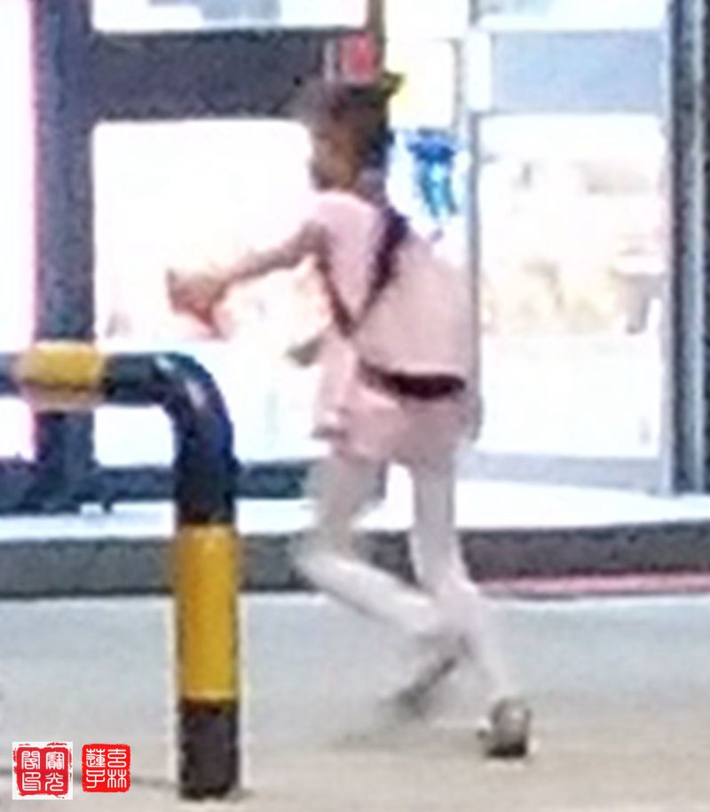 吓人!加油站这位粉衣哥......