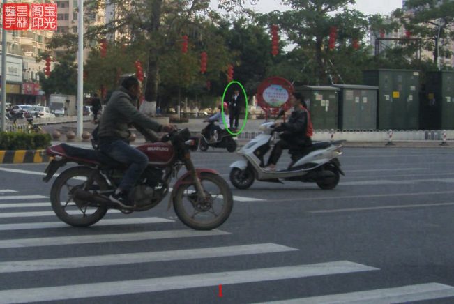 灵异照片:男子手抱“小情人”?