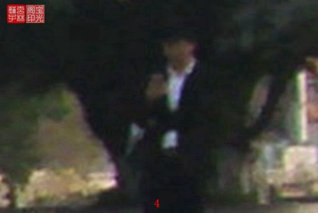 灵异照片:男子手抱“小情人”?