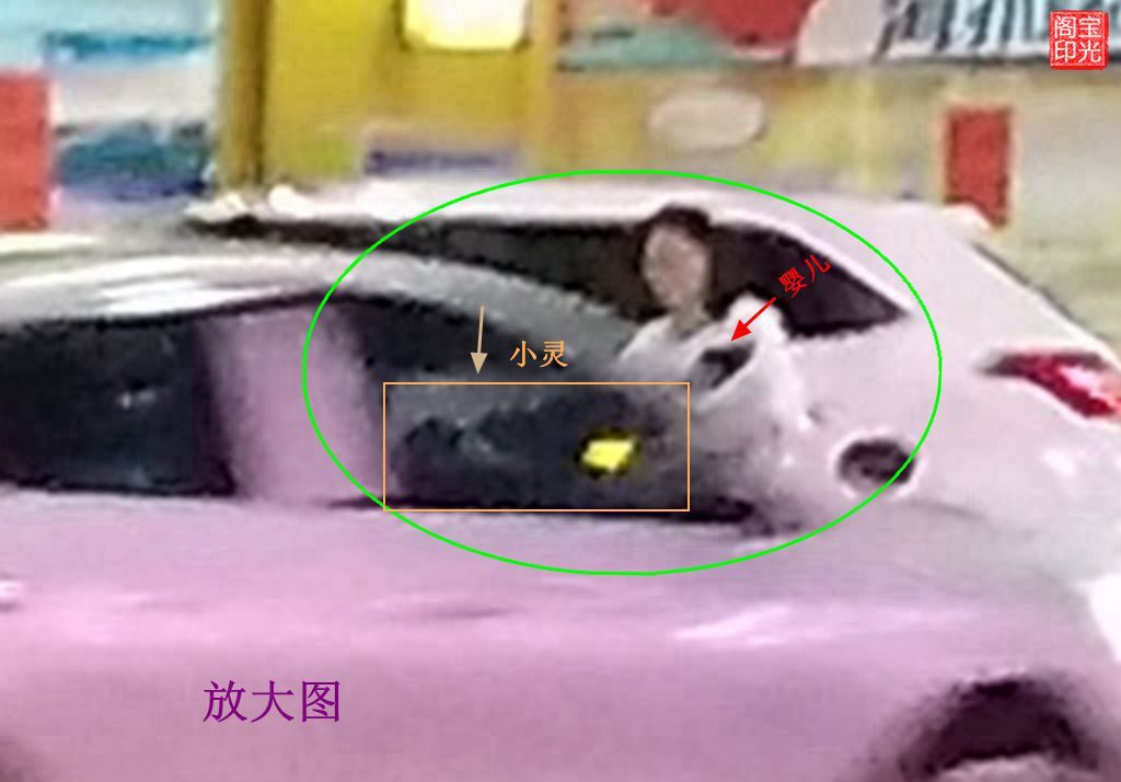 的士上面抱着婴儿的白衣妇人
