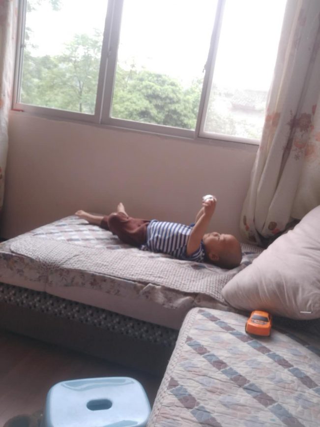 老婆发了两张照片,同样的角度,布局是反的(同样的手机拍摄)