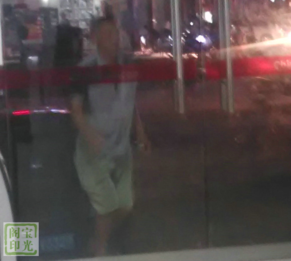 灵异图片:穿女服的大男人(中国联通营业部灵异之一)