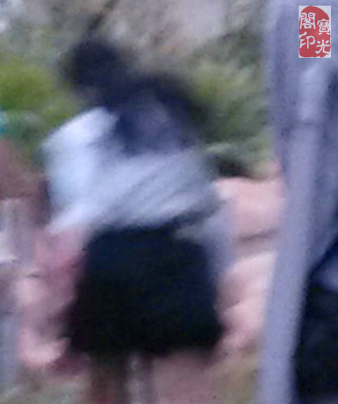 小女孩背着什么东西?