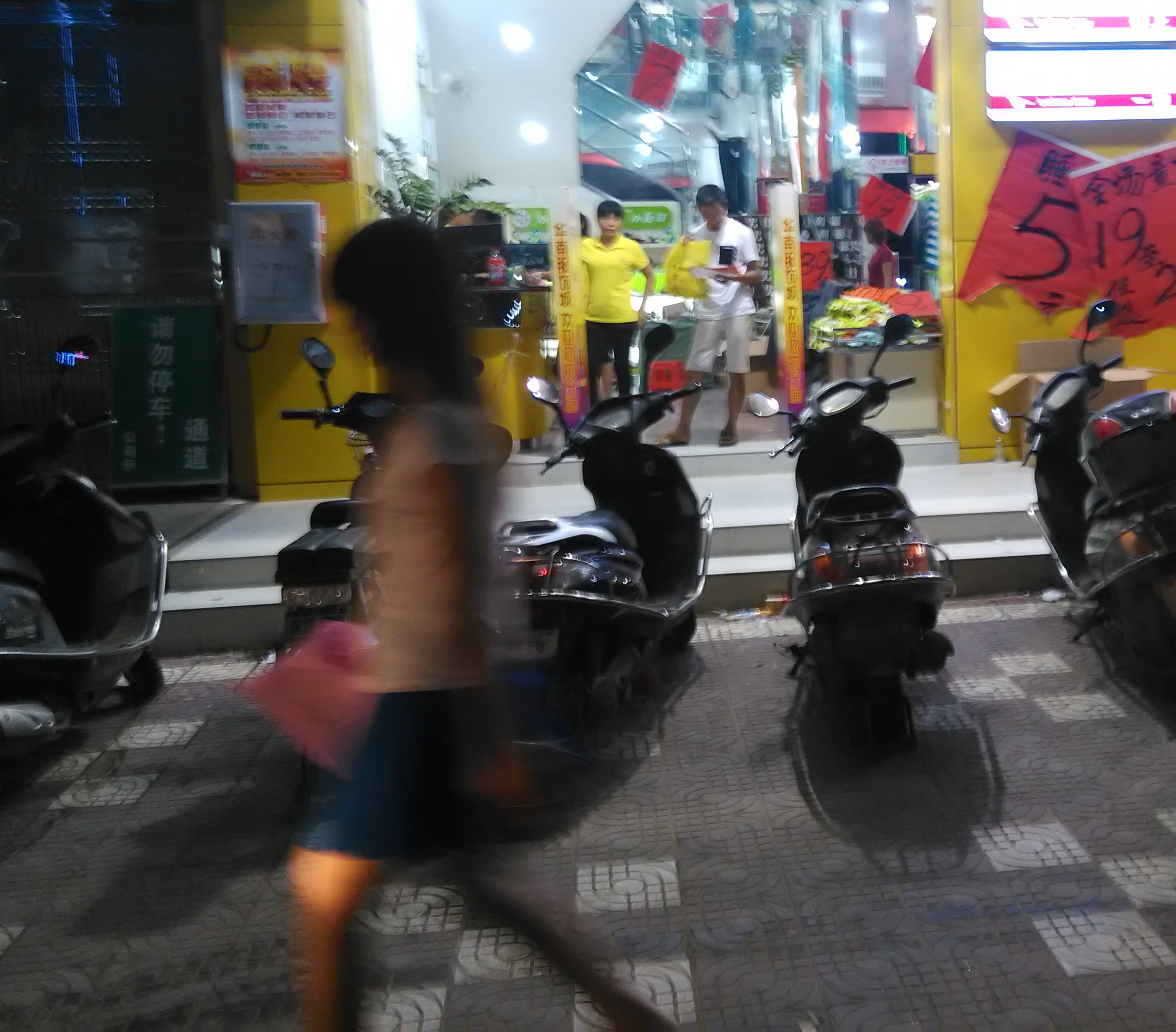 灵异照片:怪腿阿妹慢些走