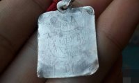 请问有人知道上面的字吗?