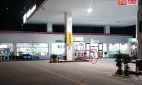 吓人!加油站这位粉衣哥……