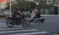 灵异照片:男子手抱“小情人”?
