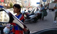 灵异照片:马路上走过一群“古人”