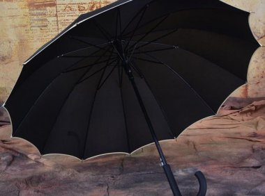 老太的黑雨伞