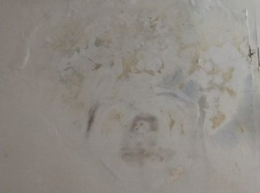 床头上墙面的人脸