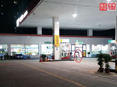 吓人!加油站这位粉衣哥……
