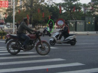 灵异照片:男子手抱“小情人”?