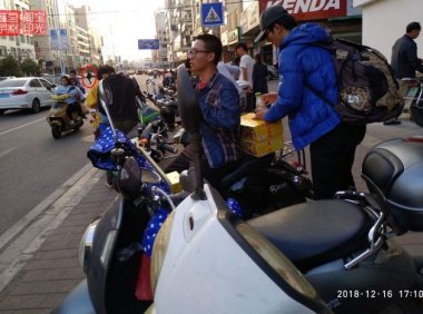 灵异照片:过马路的一位黑衣灵