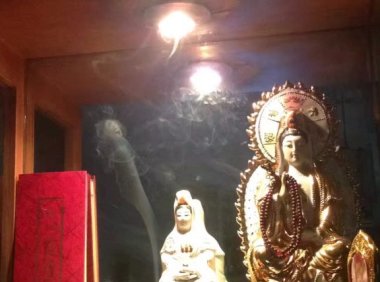 前几年神台上无意中照的