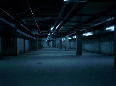 似是疑非——地下停车场