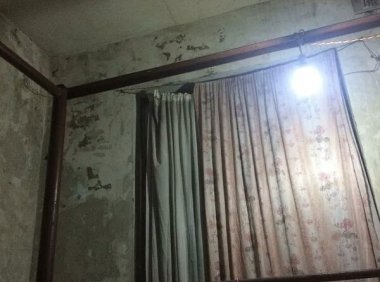 昨晚在床上玩手机,突然手上被滴一滴血